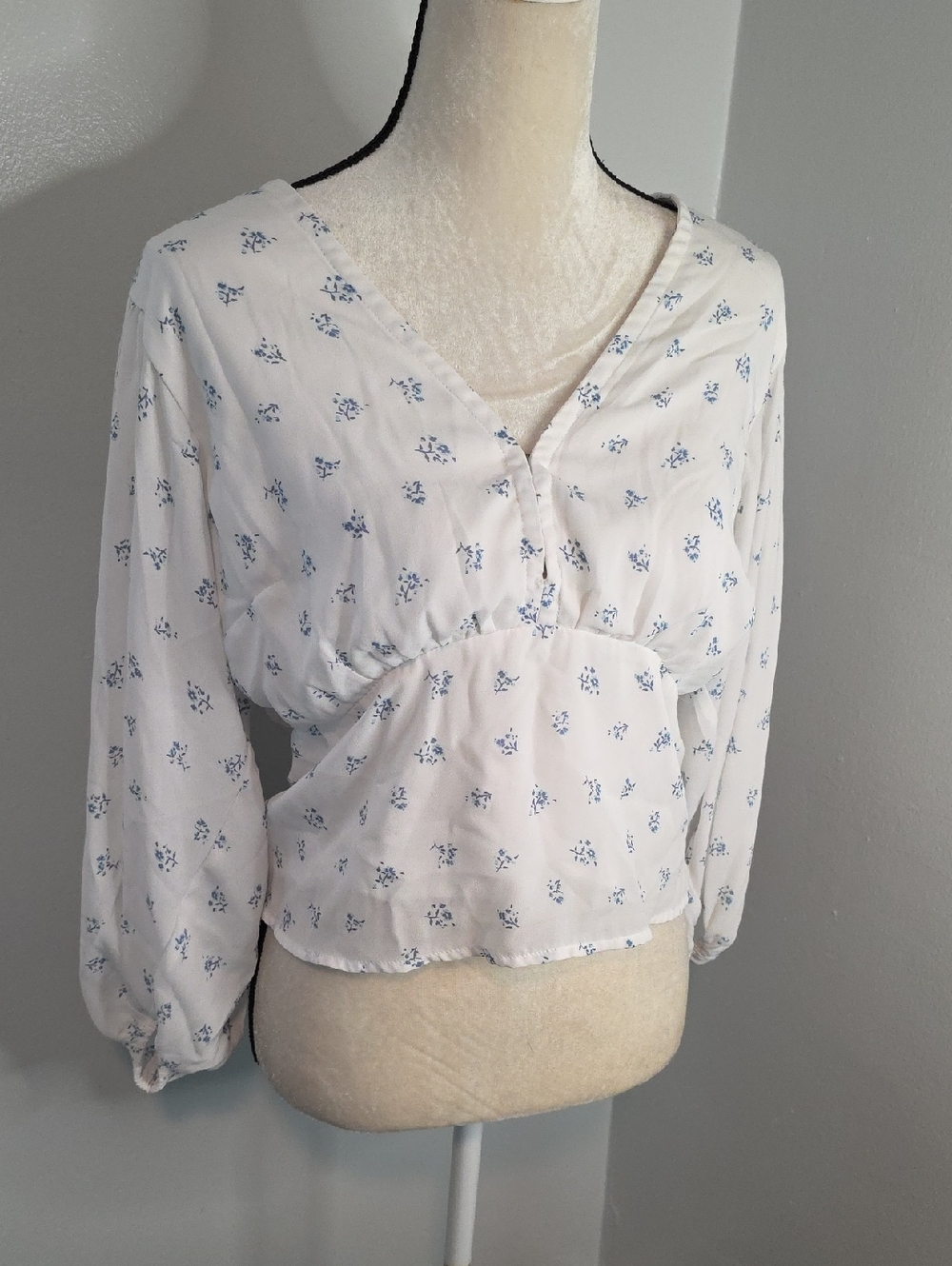 Abercrombie & Fitch White Floral V-Neck Peasant Style Top / XL